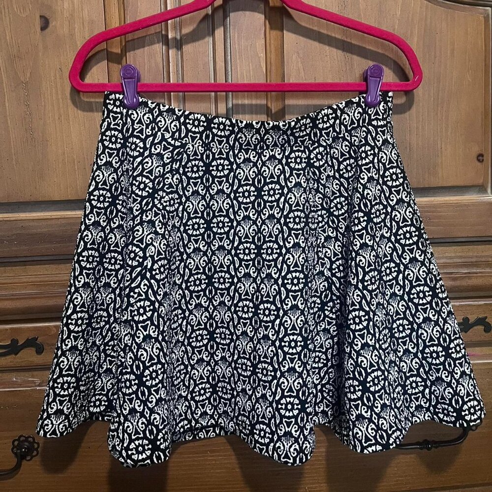 Aeropostale Women's‎ Black and White Boho Patterned Flare Mini Skirt - Picture 3 of 5